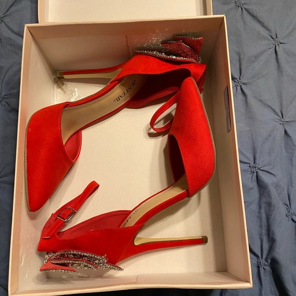 Red Pumps w Bow Detail - Picture 3 of 5